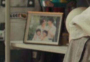 wlw4chuu's tweet photo. the framed photo and peemkhem are looking at each other no one fucking talk to me right now https://t.co/YtbkjooeaZ