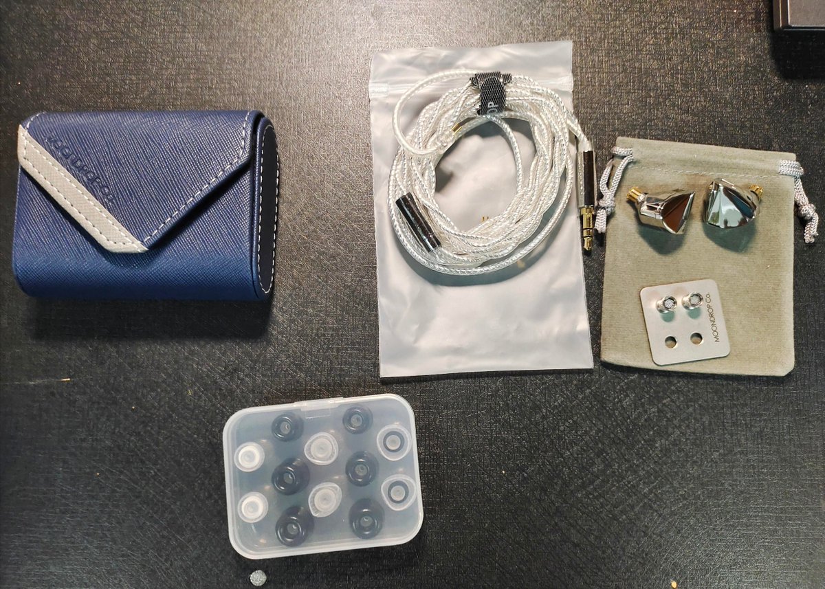 Osmanki94920261's tweet photo. Got a sodium pack, a nano gadget, a cool bone model and a noisy bell here! https://t.co/aqDP7NE0O7