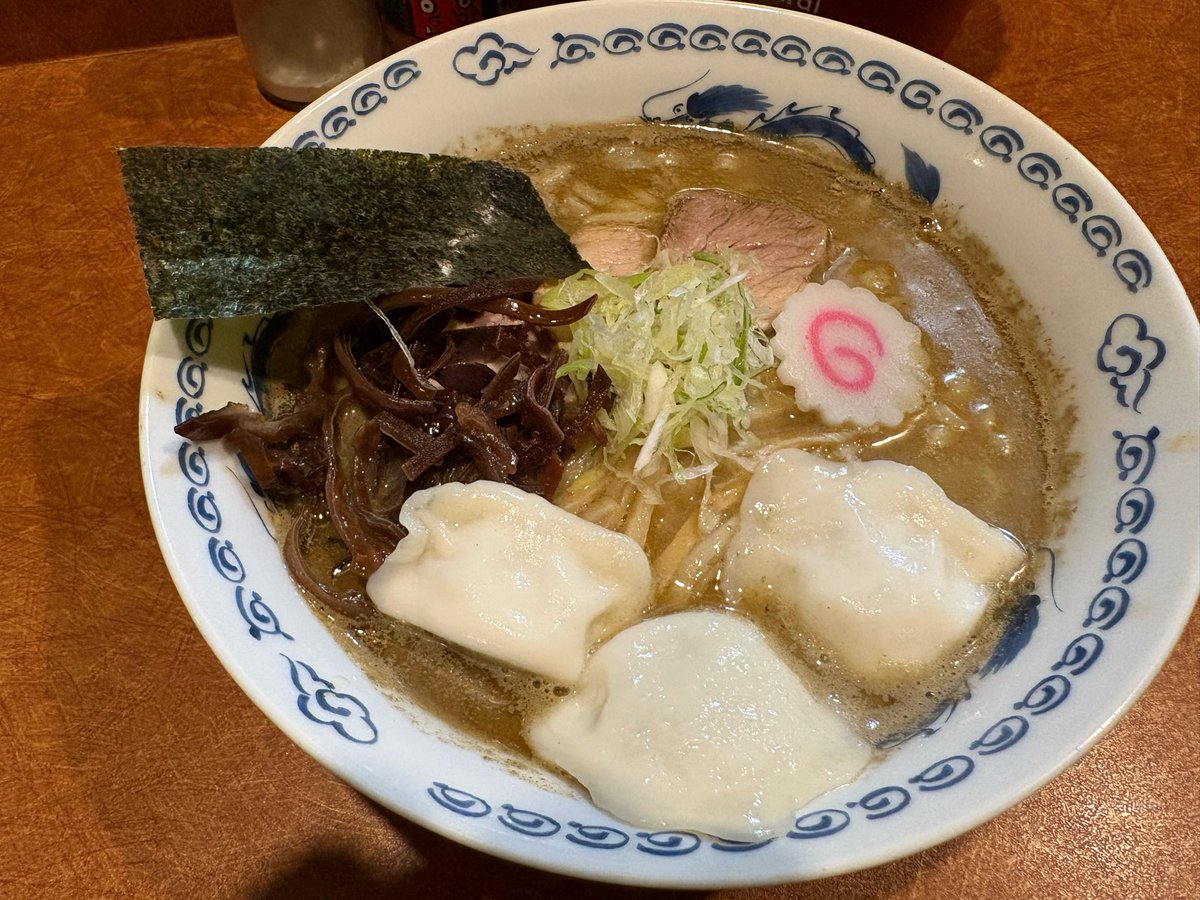 utatokao's tweet photo. バーの前にラーメン食べてきた笑　餃子トッピングの煮干し中華 https://t.co/ZdfDDm5wjo