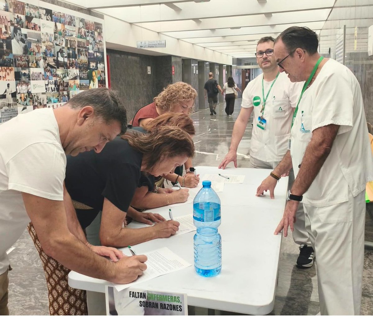 SATSECordoba's tweet photo. El Informe anual del Sistema Nacional de Salud, que publica los datos oficiales del Ministerio de Sanidad, sitúa a los hospitales andaluces con el menor número de enfermeras por paciente. SATSE mantiene una campaña de recogida de firmas, hoy en  el Hospital Provincial de Córdoba, exigiendo más recursos y ratios mejores enfermera/paciente, para  garantizar la seguridad del paciente y unas condiciones laborales adecuadas.#STOPagresiones #MasEnfermerasEnelProvincial #SanidadPública #SATSE #Córdoba #SanidadDigna #SATSECórdoba #Comepagas #SasTeFalla #MasEnfermerasEnCordoba #MasFisioterapeutasEnCordoba #MasMatronasEnCordoba
