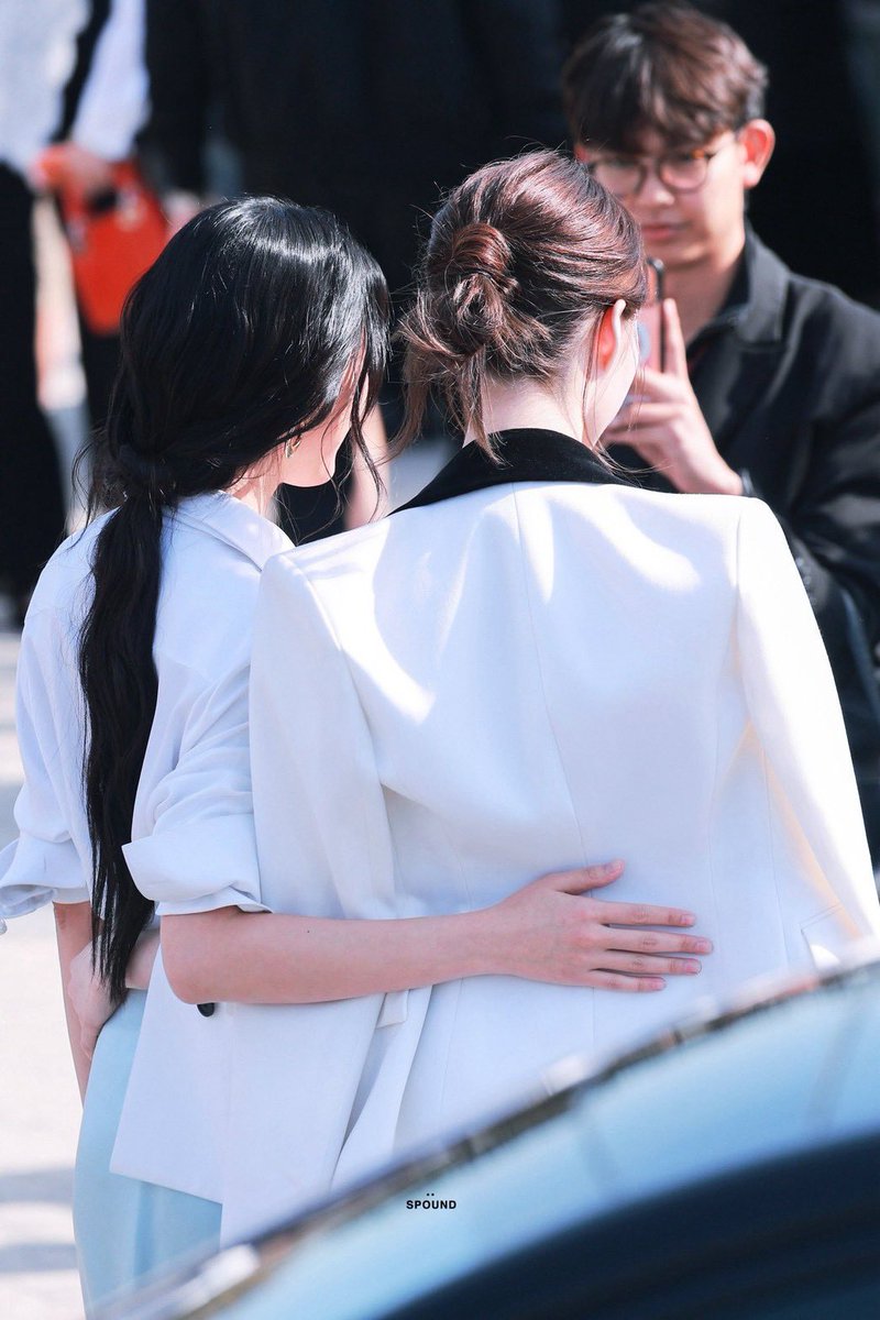 lonongnub_trend's tweet photo. ไม่ว่าสองสาวจะอยู่ที่ไหน พลังซัพพอร์ตของพวกเราก็ส่งถึงเสมอ มาลุยวันสุดท้ายกันเถอะ

#LingOrmDiorSummer27
#LinglingKwong #OrmKornnaphat
#LingOrm #Dior #DiorSummer27 #PFW https://t.co/8BAtMT8bFc