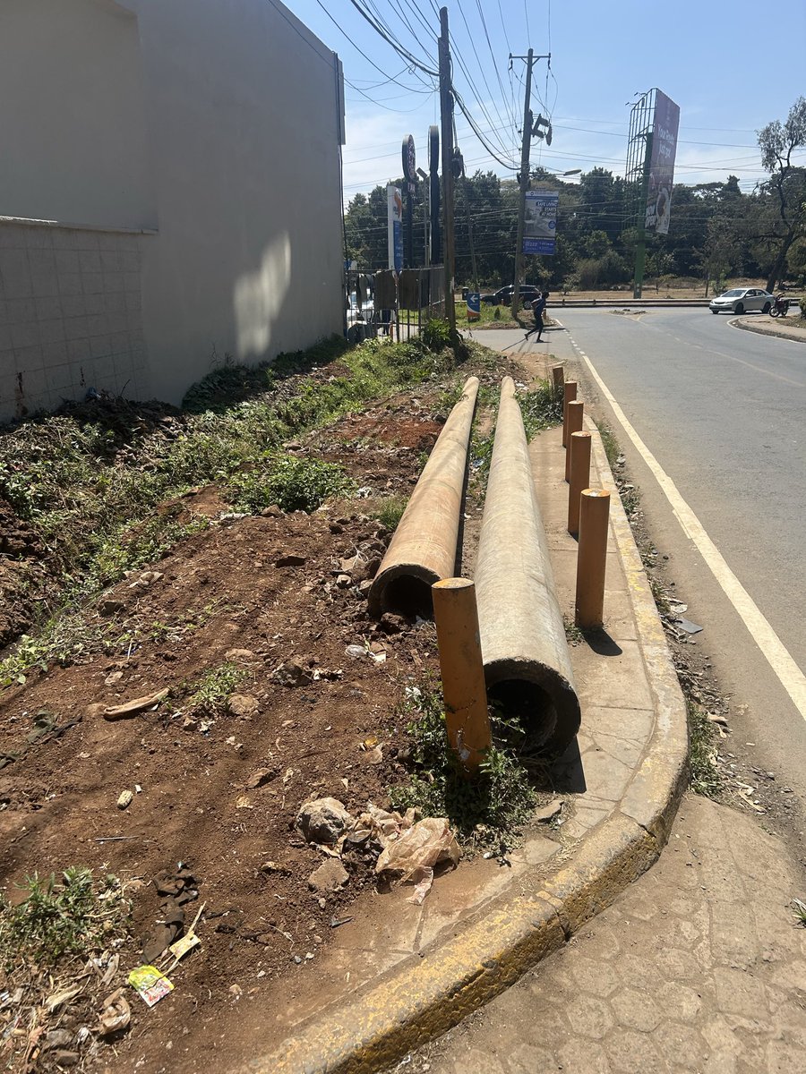 ParasBhundia's tweet photo. @parklandspamoja @coldtusker @mariakemmy @KURAroads @davis_chirchir @Roads_KE Open drainages in the 21st century is the most retarded thing I have come across. @KURAroads Which banana ass universities did your engineers study at? 🤡 You go benchmark in New York/ Singapore and deliver Mogadishu? 💀 https://t.co/u4iv47pPaw