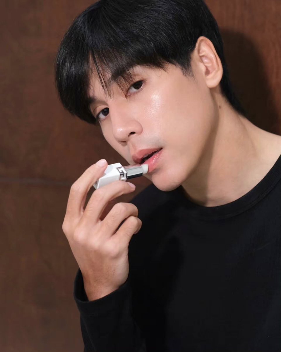 kucing_ucu's tweet photo. My goshhh! Our beloved Givenchy Beauty Friend of the House looks so stunning and handsome!!! Le Rouge is just perfect for Phi Jes! 😊🖤💄
#jesjpp #LeRouge
#GivenchyBeauty
#GivenchyBeautyTH
#GivenchyBeautyxJes https://t.co/w9UPdpEs4K