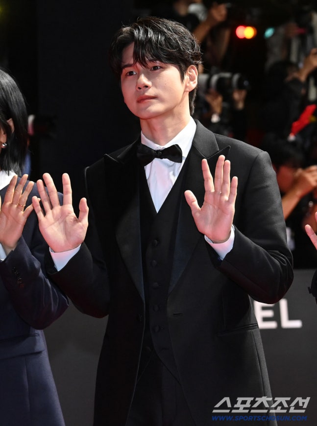 ongepics's tweet photo. MORE OF ONG SEONGWU AT BIFF 2026 🖤 https://t.co/FZEpcErqKp