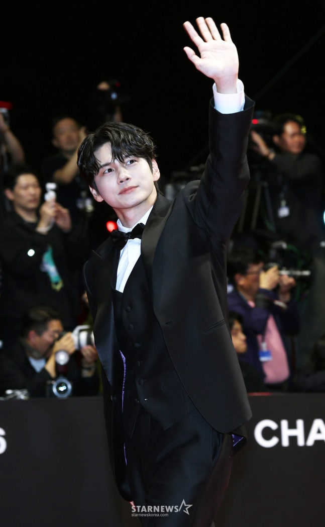 ongepics's tweet photo. MORE OF ONG SEONGWU AT BIFF 2026 🖤 https://t.co/FZEpcErqKp