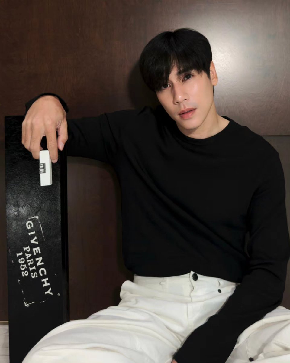 kucing_ucu's tweet photo. My goshhh! Our beloved Givenchy Beauty Friend of the House looks so stunning and handsome!!! Le Rouge is just perfect for Phi Jes! 😊🖤💄
#jesjpp #LeRouge
#GivenchyBeauty
#GivenchyBeautyTH
#GivenchyBeautyxJes https://t.co/w9UPdpEs4K
