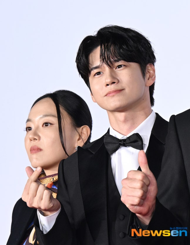 ongepics's tweet photo. MORE OF ONG SEONGWU AT BIFF 2026 🖤 https://t.co/FZEpcErqKp
