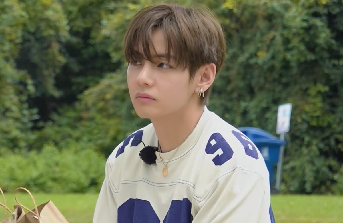 mnidolly's tweet photo. tae is mad asf they interrupted hobi’s answer to his love confession https://t.co/YuZ3SdpPi5