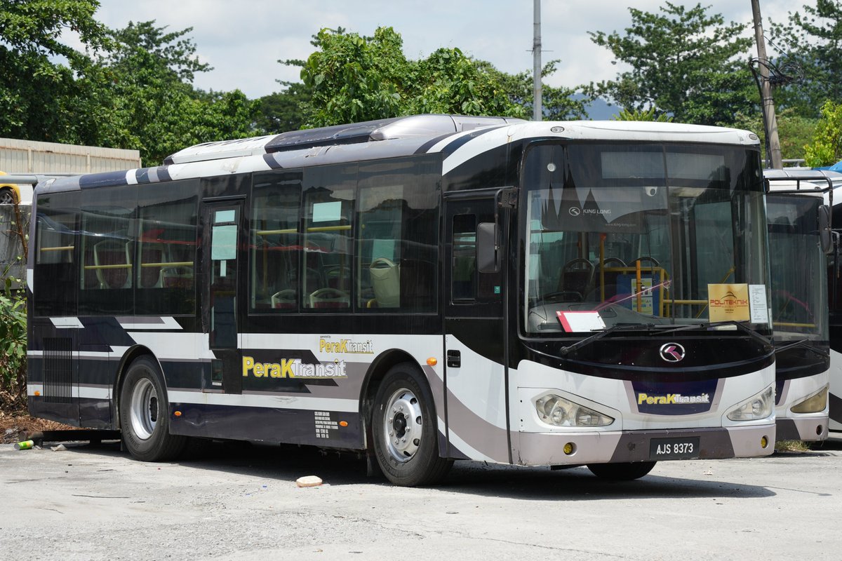 WKFKjiro's tweet photo. CKS BUMI SDN. BHD.(Perak Transit)
AJS 8373 / AJV 5344
マレーシアはイポー市のMedan Kiddバスターミナルで見かけた中国・金龍客車の車。ノンステップかつトップドアで、政府主導の統合ブランドhttps://t.co/ewuZ6s56hzの旧塗装(myBAS)となっています。なお動いてたのは全てピンクの新塗装バスでした https://t.co/LvMllgHRRB