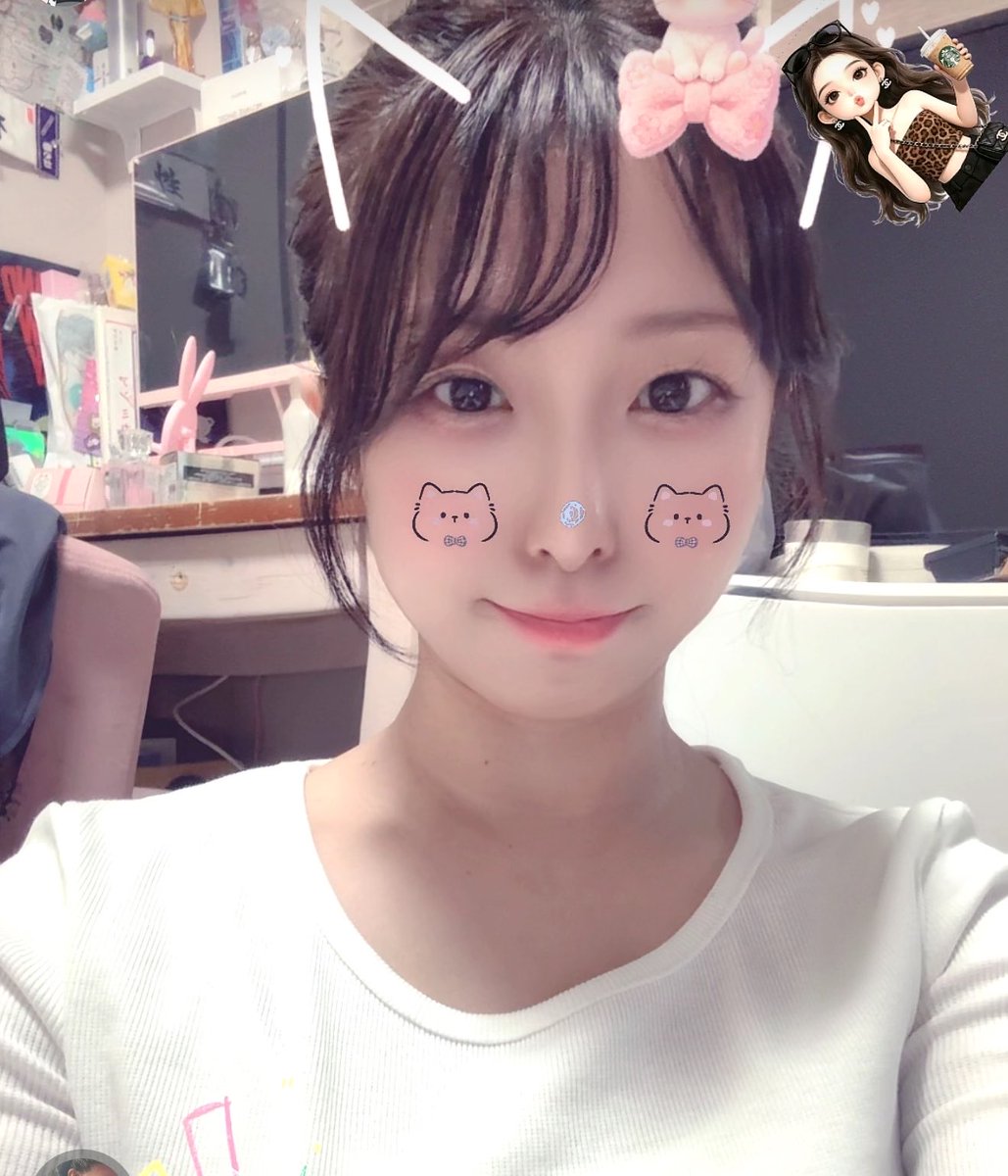 ccc12035's tweet photo. うしろにあるのがわたしのpcですが見ての通り埃かぶってます　誰か私とゲームしてください　埃まみれの35万のpcを使いたい https://t.co/5FssZItNOB