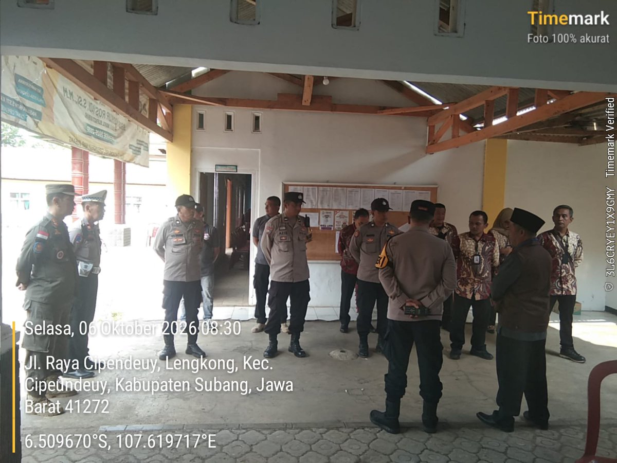 HumassekCpdysbg's tweet photo. Kapolsek Cipeundeuy AKP Udin Awaludin, SH, MH, CPHR pimpin Apel Pratugas pengamanan penetapan balon menjadi calon, penyerahan SK dari panitia kepada Calon, penentuan no urut dan tanda gambar  serta pelaksanaan Deklarasi Damai Desa Lengkong https://t.co/Mw6hZEBQZw