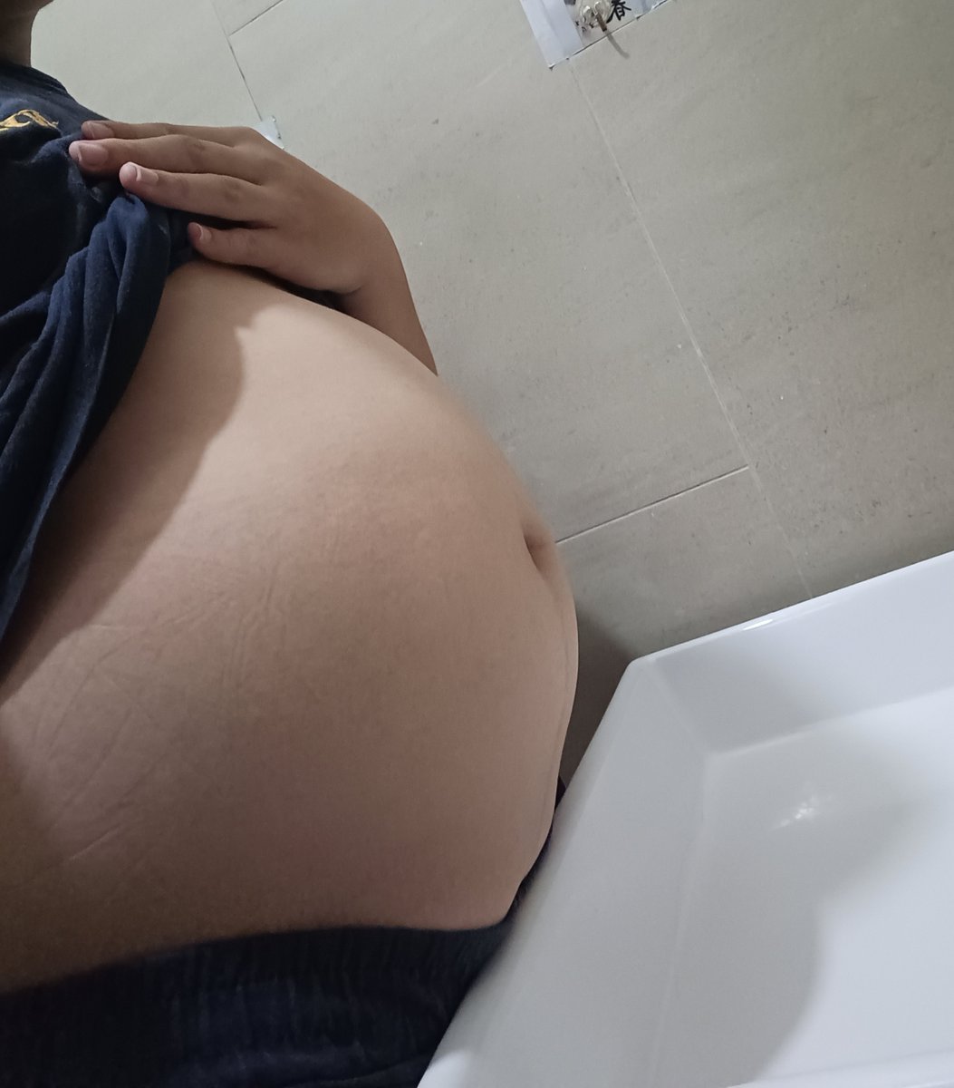 coconut9_9's tweet photo. Chugged 2L again :D, upper belly tight as drum~ #bellyinflation #big_belly https://t.co/X7DztQ2hpY