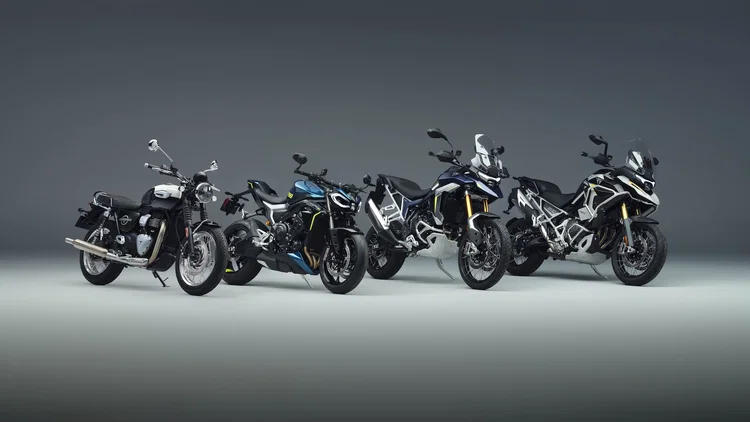 motorbikejp's tweet photo. 【英国】トライアンフ、新型「ストリートトリプル798」「タイガー900/1200」を予告

トライアンフが、2027年モデルとして新型「ストリートトリプル」「タイガー900」「タイガー1200」の画像を公開。詳細なスペックは未発表で、EICMA 2026での正式発表が見込まれる。

ストリートトリプルは従来の「765」に代わり「798」のバッジを装着。2027年からMoto2で採用される大排気量エンジンがベースとみられ、Moto2仕様では出力が約142bhpから約150bhpへ6％向上する。現行RSは128bhp。フレーム、スイングアーム、外装も一新され、単眼LEDヘッドライトを採用する。

Visordownは画像から、ショーワ製SFF-BPフロントフォークと、金色リザーバー付きのリアショックを確認できると指摘。RSにはオーリンズ製ユニットが装着される可能性があるとしている。

タイガー900と1200は、ともに車体前方にレーダーセンサーを装備。同誌はアダプティブクルーズコントロールの採用を示唆するものとし、1,000cc未満のアドベンチャー/スポーツツアラーでのレーダー装備はヤマハ「トレーサー9 GT+」程度に限られると紹介している。

※英文記事
https://t.co/ZUTl99K5jP