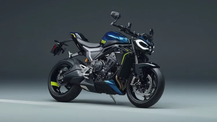 motorbikejp's tweet photo. 【英国】トライアンフ、新型「ストリートトリプル798」「タイガー900/1200」を予告

トライアンフが、2027年モデルとして新型「ストリートトリプル」「タイガー900」「タイガー1200」の画像を公開。詳細なスペックは未発表で、EICMA 2026での正式発表が見込まれる。

ストリートトリプルは従来の「765」に代わり「798」のバッジを装着。2027年からMoto2で採用される大排気量エンジンがベースとみられ、Moto2仕様では出力が約142bhpから約150bhpへ6％向上する。現行RSは128bhp。フレーム、スイングアーム、外装も一新され、単眼LEDヘッドライトを採用する。

Visordownは画像から、ショーワ製SFF-BPフロントフォークと、金色リザーバー付きのリアショックを確認できると指摘。RSにはオーリンズ製ユニットが装着される可能性があるとしている。

タイガー900と1200は、ともに車体前方にレーダーセンサーを装備。同誌はアダプティブクルーズコントロールの採用を示唆するものとし、1,000cc未満のアドベンチャー/スポーツツアラーでのレーダー装備はヤマハ「トレーサー9 GT+」程度に限られると紹介している。

※英文記事
https://t.co/ZUTl99K5jP