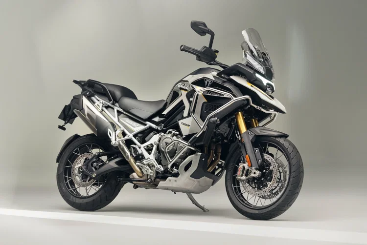 motorbikejp's tweet photo. 【英国】トライアンフ、新型「ストリートトリプル798」「タイガー900/1200」を予告

トライアンフが、2027年モデルとして新型「ストリートトリプル」「タイガー900」「タイガー1200」の画像を公開。詳細なスペックは未発表で、EICMA 2026での正式発表が見込まれる。

ストリートトリプルは従来の「765」に代わり「798」のバッジを装着。2027年からMoto2で採用される大排気量エンジンがベースとみられ、Moto2仕様では出力が約142bhpから約150bhpへ6％向上する。現行RSは128bhp。フレーム、スイングアーム、外装も一新され、単眼LEDヘッドライトを採用する。

Visordownは画像から、ショーワ製SFF-BPフロントフォークと、金色リザーバー付きのリアショックを確認できると指摘。RSにはオーリンズ製ユニットが装着される可能性があるとしている。

タイガー900と1200は、ともに車体前方にレーダーセンサーを装備。同誌はアダプティブクルーズコントロールの採用を示唆するものとし、1,000cc未満のアドベンチャー/スポーツツアラーでのレーダー装備はヤマハ「トレーサー9 GT+」程度に限られると紹介している。

※英文記事
https://t.co/ZUTl99K5jP