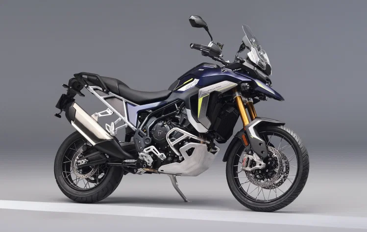 motorbikejp's tweet photo. 【英国】トライアンフ、新型「ストリートトリプル798」「タイガー900/1200」を予告

トライアンフが、2027年モデルとして新型「ストリートトリプル」「タイガー900」「タイガー1200」の画像を公開。詳細なスペックは未発表で、EICMA 2026での正式発表が見込まれる。

ストリートトリプルは従来の「765」に代わり「798」のバッジを装着。2027年からMoto2で採用される大排気量エンジンがベースとみられ、Moto2仕様では出力が約142bhpから約150bhpへ6％向上する。現行RSは128bhp。フレーム、スイングアーム、外装も一新され、単眼LEDヘッドライトを採用する。

Visordownは画像から、ショーワ製SFF-BPフロントフォークと、金色リザーバー付きのリアショックを確認できると指摘。RSにはオーリンズ製ユニットが装着される可能性があるとしている。

タイガー900と1200は、ともに車体前方にレーダーセンサーを装備。同誌はアダプティブクルーズコントロールの採用を示唆するものとし、1,000cc未満のアドベンチャー/スポーツツアラーでのレーダー装備はヤマハ「トレーサー9 GT+」程度に限られると紹介している。

※英文記事
https://t.co/ZUTl99K5jP