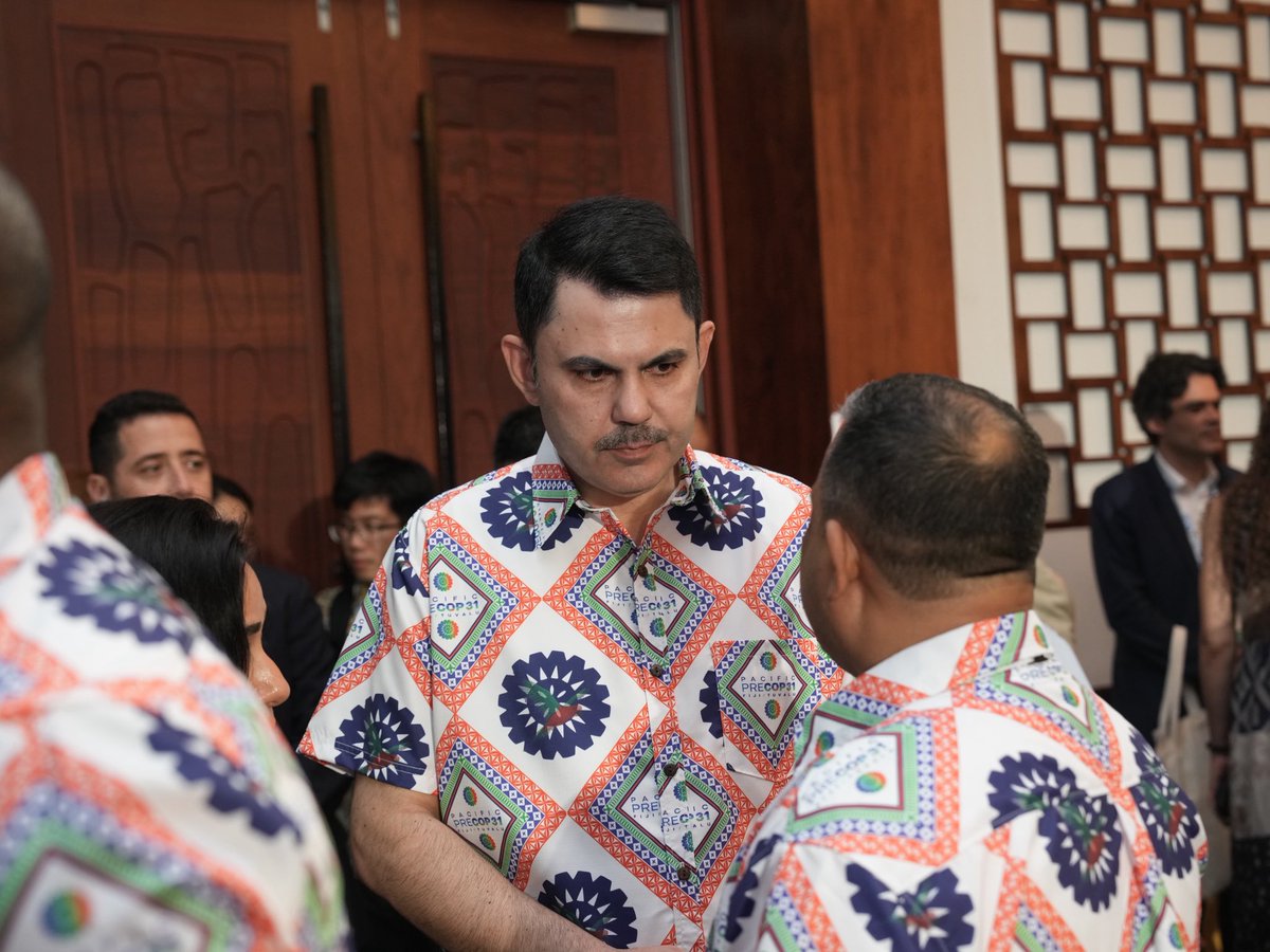 murat_kurum's tweet photo. Nepal Dışişleri Bakanı Sayın Shisir Khanal ile Fiji’deki Pre-COP vesilesiyle bir araya geldik.

Afet sonrası Nepal halkının yaşadığı acıyı bir kez daha paylaştık, taziyelerimizi ilettik.

Afetlere karşı tecrübemizi paylaşmaya, dayanışmaya devam edeceğiz. https://t.co/96X2w7yJlO