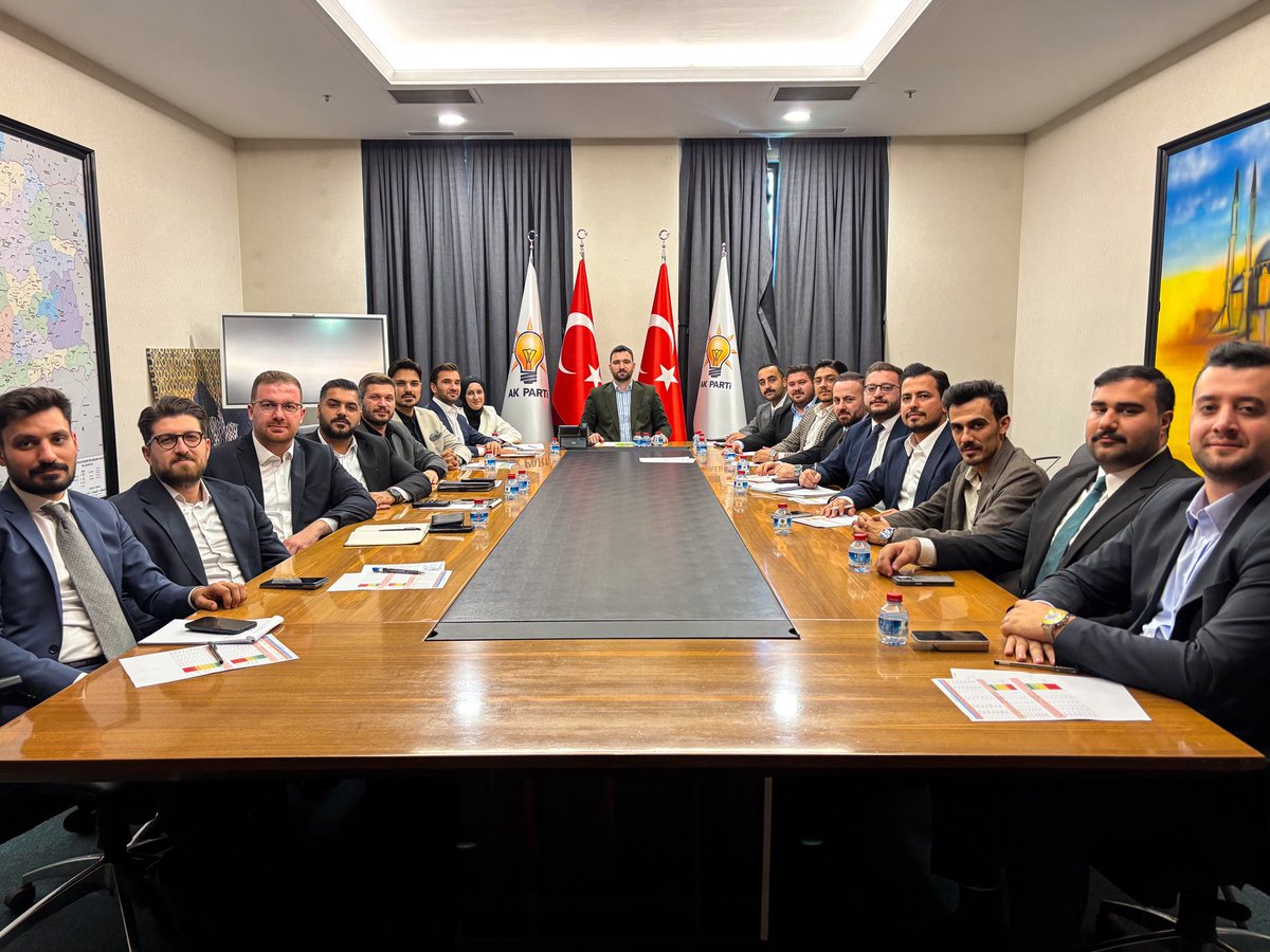 osmannazlier's tweet photo. Teşkilat Birimi olağan değerlendirme toplantımızı gerçekleştirdik.

Önümüzdeki döneme ilişkin hedeflerimizi, teşkilat çalışmalarımızı ve atacağımız adımları değerlendirdik.

Durmadan, yorulmadan; güçlü teşkilatımızla Türkiye’nin dört bir yanında gençlerimiz için çalışmaya, gençliğin sesini her bir köşeye taşımaya devam ediyoruz.
