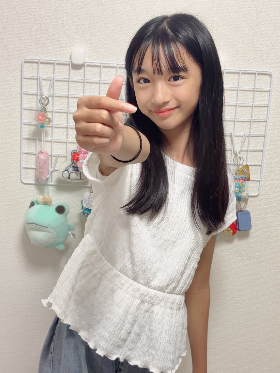 DP_AKINA's tweet photo. こんばん🩵ྀིあーちゃん🐰💕
委員会決まったよー！
結果はジャンケンじゃなくてーくじ引きで決めたよ！あきな はハズレだったꉂꉂ(ˊᗜˋ*)
だから図書委員になったよ！📕でも図書委員も本をピッピッってスキャンするのが楽しいから嬉しい*.(๓´͈ ˘ `͈๓).*

身長少し伸びたけど靴のサイズは22.5cm だよー
もう少ししたらママの靴も履けるかも🥰
#ピコラビ #谷口明奈