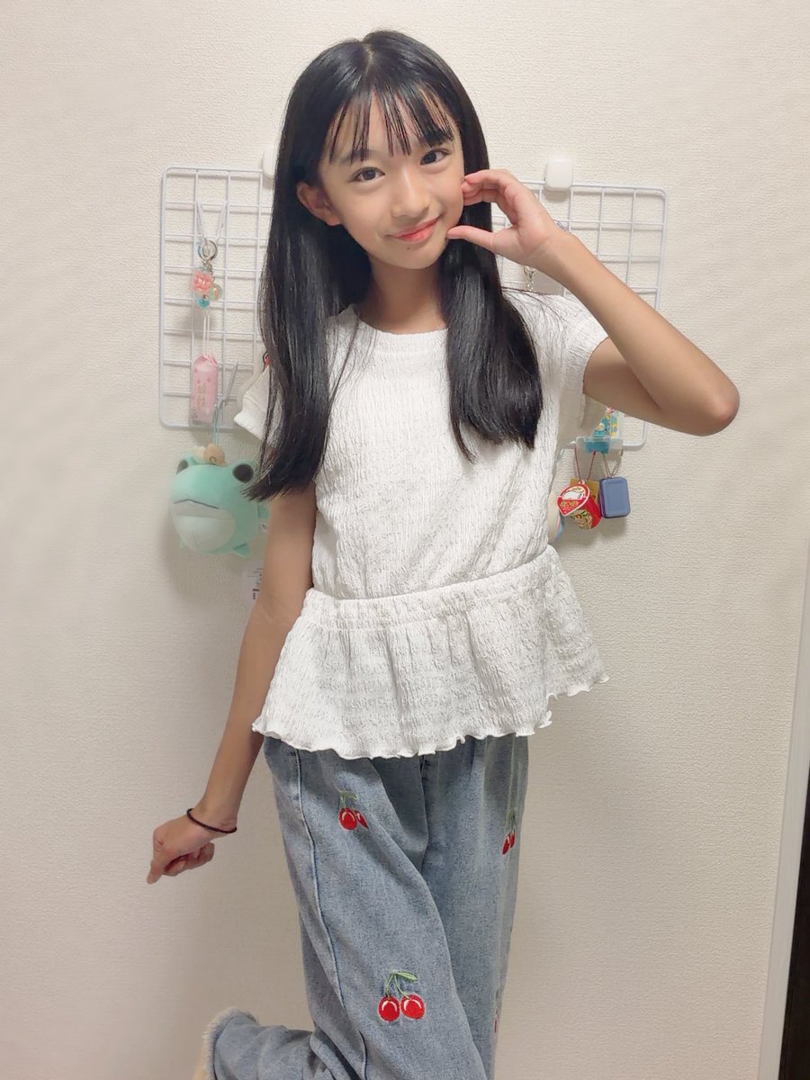 DP_AKINA's tweet photo. こんばん🩵ྀིあーちゃん🐰💕
委員会決まったよー！
結果はジャンケンじゃなくてーくじ引きで決めたよ！あきな はハズレだったꉂꉂ(ˊᗜˋ*)
だから図書委員になったよ！📕でも図書委員も本をピッピッってスキャンするのが楽しいから嬉しい*.(๓´͈ ˘ `͈๓).*

身長少し伸びたけど靴のサイズは22.5cm だよー
もう少ししたらママの靴も履けるかも🥰
#ピコラビ #谷口明奈