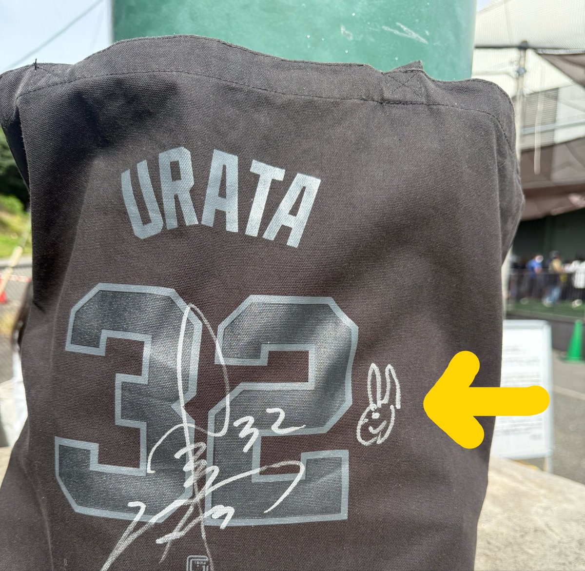 usa1573's tweet photo. 念願の浦ちゃんサイン🥹
🐰可愛いすぎる笑
(最初目を真ん中に一つ書いて、次に口をかいて、その後もう一つの目を付け足してた。もしかして…画伯？笑) https://t.co/akTWnHw3xY