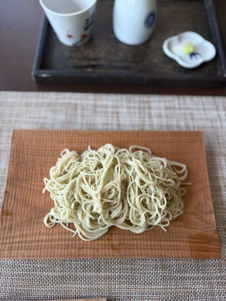 ume5515nya's tweet photo. 土曜日は唯一無二の十割蕎麦を存分に楽しむ蕎麦活✨☺️✨美しく惚れ惚れする十割蕎麦。
毎朝石臼挽きしているので、本当に香り高く繊細。噛み締めると甘みがわかる、唯一無二の十割蕎麦。 https://t.co/nAsMG5ij5h