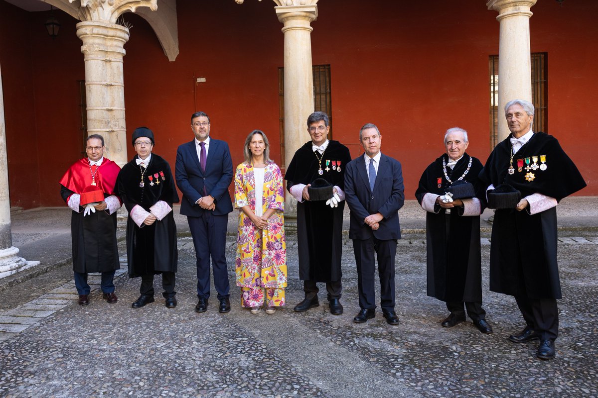 UAHes's tweet photo. La Universidad de Alcalá ha celebrado el acto de presentación del curso académico 2026-2027 en su campus de Guadalajara.

La cita comenzaba frente al Palacio del Infantado con la formación de la comitiva académica revestidos con el traje académico.

https://t.co/xIxIDXp9Qo https://t.co/NdH67M3IQm