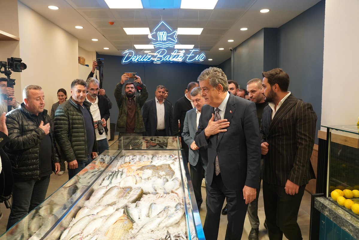 Mehmet_Yarka's tweet photo. Genç girişimcimiz Deniz Balık’ın yeni hizmete açtığı “Deniz Balık Evi Çiğ Noktası” işletmesinin açılışını gerçekleştirdik.
Genç girişimcimize işletmesinin hayırlı olmasını diler, bol ve bereketli kazançlar temenni ediyorum.

Şırnak’ımızda üreten, yatırım yapan ve geleceğe umutla bakan her girişimcimizin yanındayız.