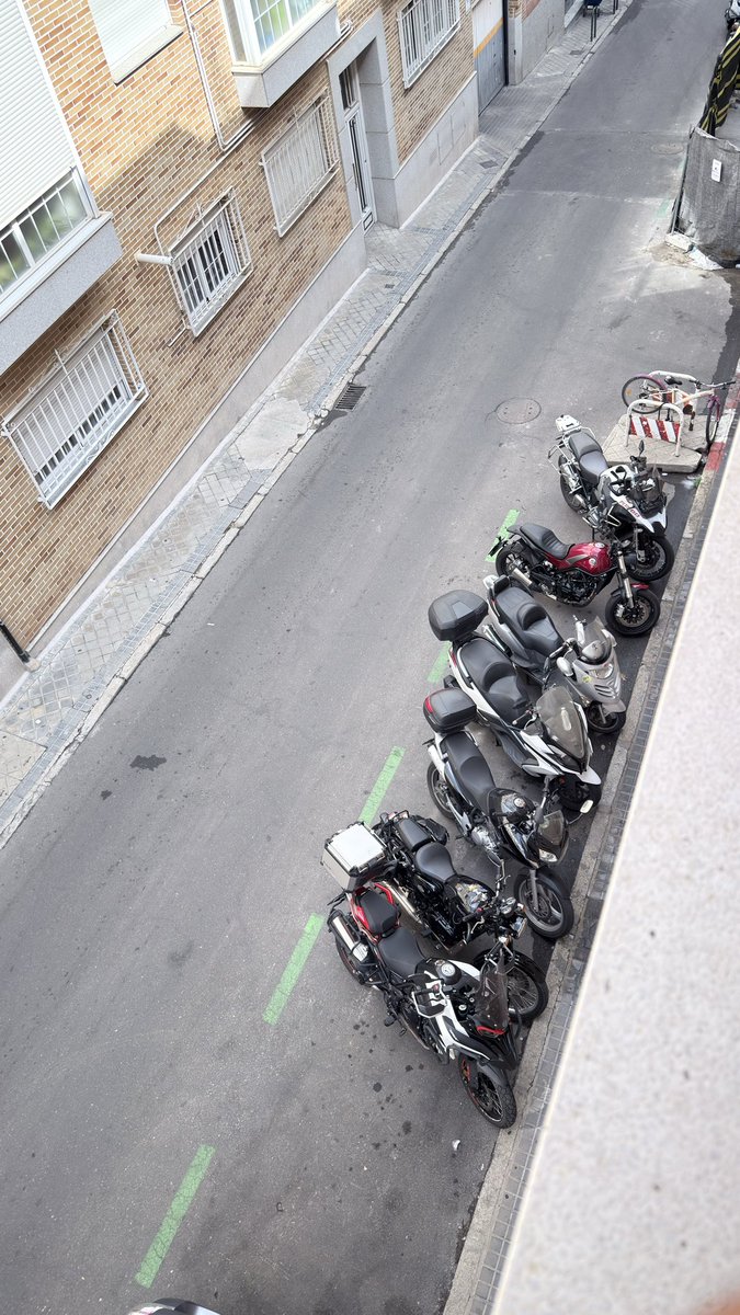 kleiber88's tweet photo. @ComunidadMadrid qué tipo de abuso es esto que un taller de motos se ocupe más de 8 espacio de aparcamiento en la calle de los bascones 8, 10, 12 y 14 @policiadmadrid  @policiademadrid y el derecho de los demás vecino donde queda. Se necesita tomar cartas en el asunto YA https://t.co/UJvwkHhZMy