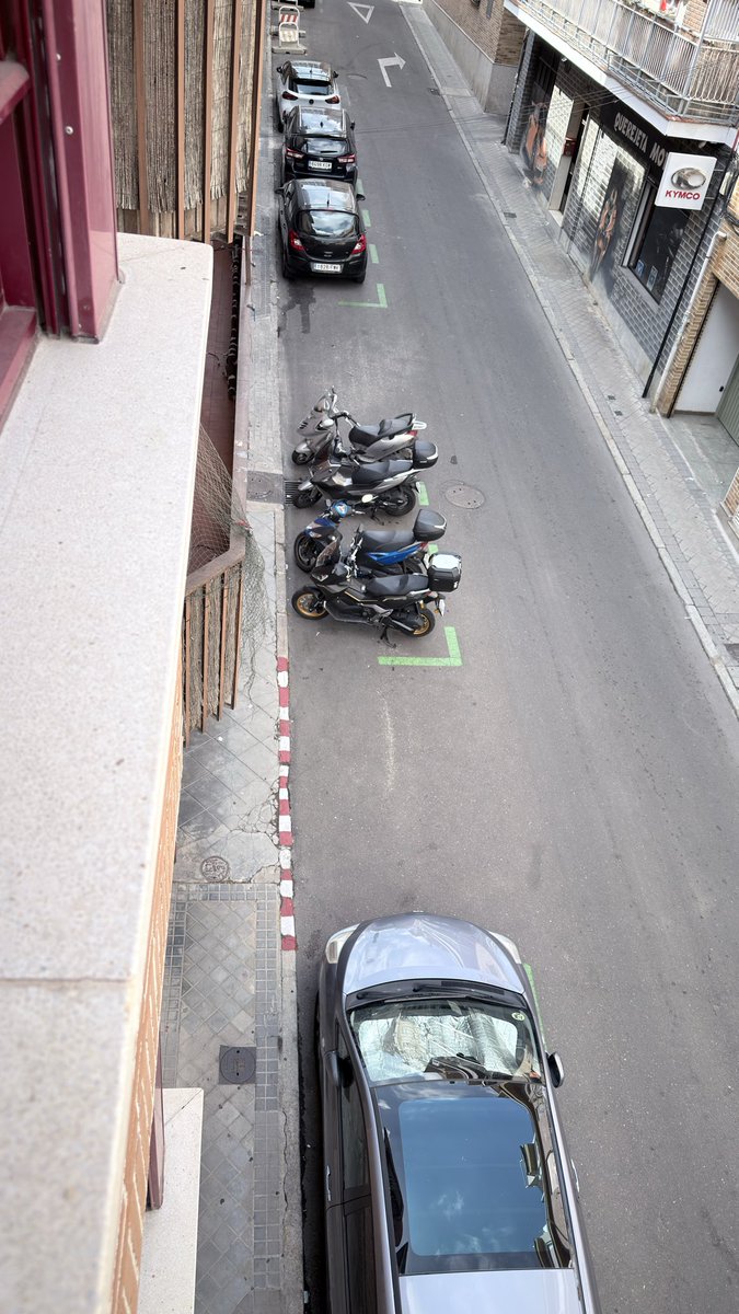 kleiber88's tweet photo. @ComunidadMadrid qué tipo de abuso es esto que un taller de motos se ocupe más de 8 espacio de aparcamiento en la calle de los bascones 8, 10, 12 y 14 @policiadmadrid  @policiademadrid y el derecho de los demás vecino donde queda. Se necesita tomar cartas en el asunto YA https://t.co/UJvwkHhZMy