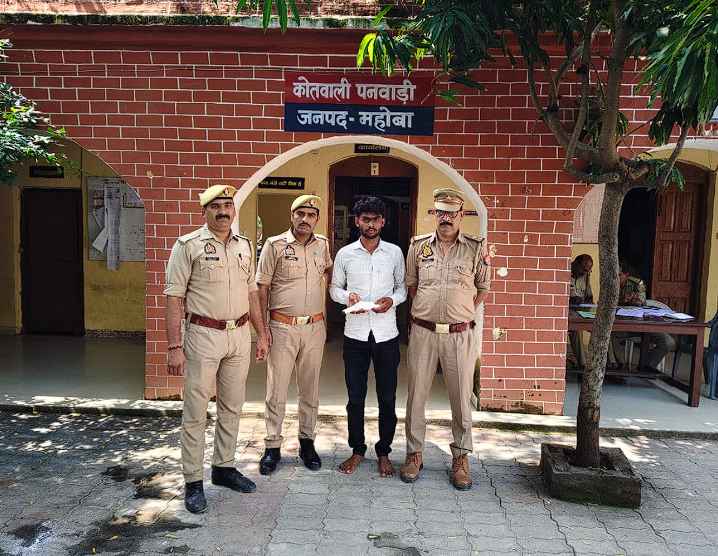 BharatSamvad01's tweet photo. महोबा के पनवाड़ी में पुलिस ने 22 वर्षीय अभिषेक यादव को 315 बोर के अवैध तमंचे और जिंदा कारतूस के साथ गिरफ्तार किया। आरोपी गगौरा रोड के पास पकड़ा गया। आर्म्स एक्ट में मुकदमा दर्ज कर न्यायालय भेजा गया। #Mahoba #Panwari #UPPolice #CrimeNews #UPNews @mahobapolice https://t.co/z07K0XwHpX