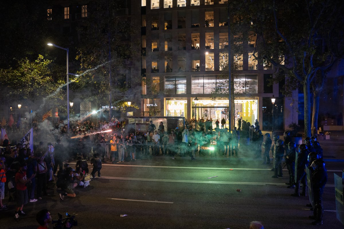 RUIDOPhoto's tweet photo. Milers de persones es manifesten a Barcelona per exigir una solució a la greu crisi d’habitatge que arrossega el país des de fa anys. https://t.co/FahoTZ2vHV