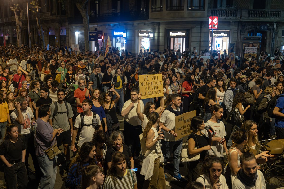 RUIDOPhoto's tweet photo. Milers de persones es manifesten a Barcelona per exigir una solució a la greu crisi d’habitatge que arrossega el país des de fa anys. https://t.co/FahoTZ2vHV