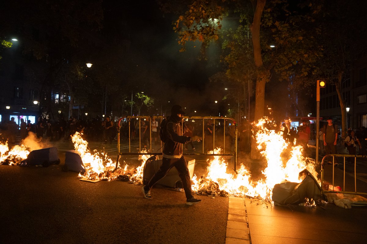 RUIDOPhoto's tweet photo. Milers de persones es manifesten a Barcelona per exigir una solució a la greu crisi d’habitatge que arrossega el país des de fa anys. https://t.co/FahoTZ2vHV