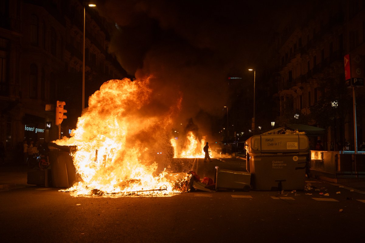 RUIDOPhoto's tweet photo. El desnonament de la Maricarmen a Madrid ha desencadenat protestes i mobilitzacions arreu de l'estat per exigir mesures. Els sindicats d’habitatge aposten per una vaga general després de la derogació dels dos decrets llei proposats al Congreso per part de Junts, PP i Vox. https://t.co/HLtLFYLMbC