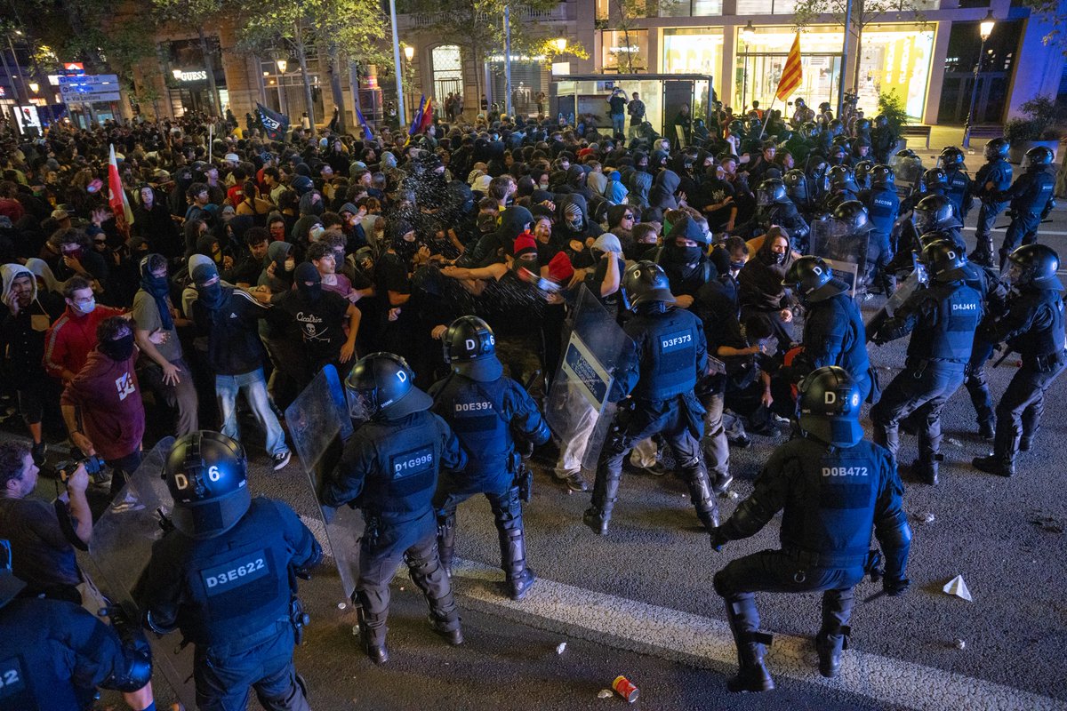 RUIDOPhoto's tweet photo. El desnonament de la Maricarmen a Madrid ha desencadenat protestes i mobilitzacions arreu de l'estat per exigir mesures. Els sindicats d’habitatge aposten per una vaga general després de la derogació dels dos decrets llei proposats al Congreso per part de Junts, PP i Vox. https://t.co/HLtLFYLMbC