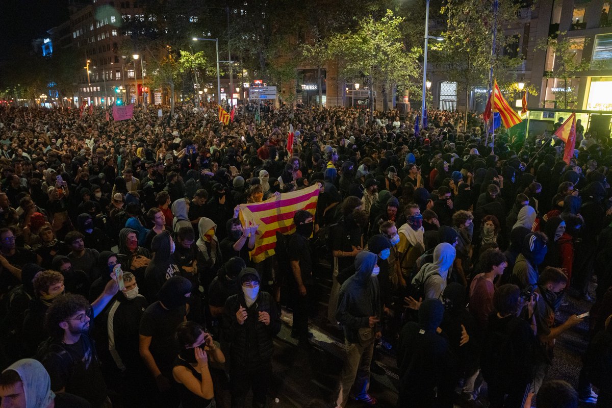 RUIDOPhoto's tweet photo. El desnonament de la Maricarmen a Madrid ha desencadenat protestes i mobilitzacions arreu de l'estat per exigir mesures. Els sindicats d’habitatge aposten per una vaga general després de la derogació dels dos decrets llei proposats al Congreso per part de Junts, PP i Vox. https://t.co/HLtLFYLMbC