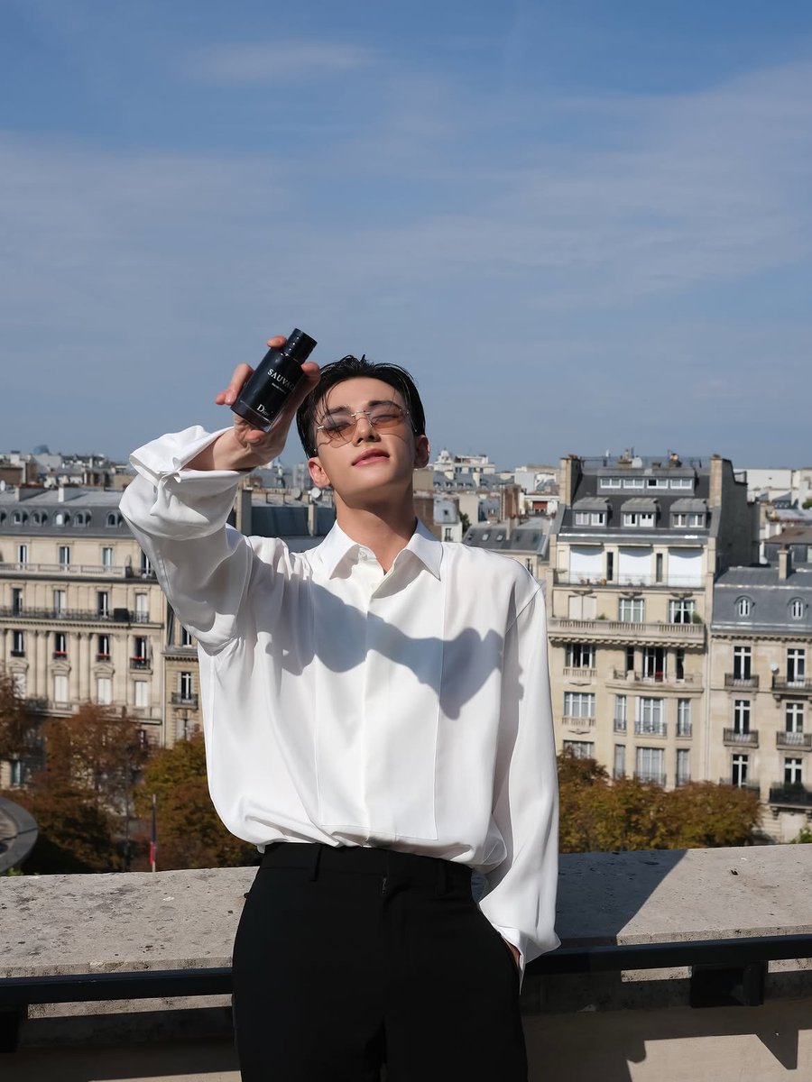 HHJCentral's tweet photo. hynjinnnn Dior Beauty Behinds! [1/3]

“GETTING READY BEHIND”

HYUNJIN STUNS AT DIOR PFW
#DiorSummer27_HYUNJIN https://t.co/aDSXgPn04P