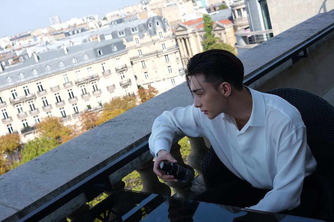 HHJCentral's tweet photo. hynjinnnn Dior Beauty Behinds! [1/3]

“GETTING READY BEHIND”

HYUNJIN STUNS AT DIOR PFW
#DiorSummer27_HYUNJIN https://t.co/aDSXgPn04P