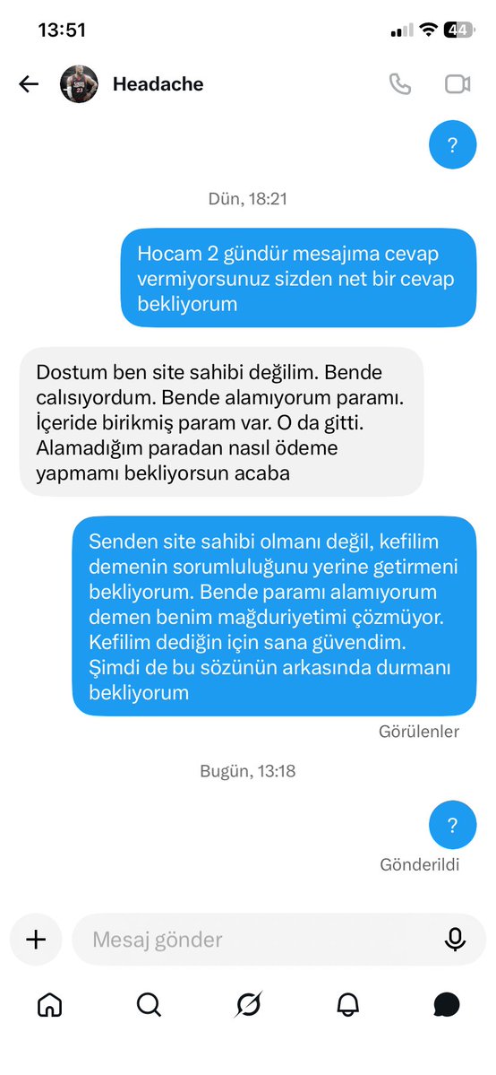 b4rosh's tweet photo. Bu paylaşımı yaşadığım mağduriyeti ve başka insanların aynı duruma düşmemesi için yapıyorum.

Hadiwin  sitesine @cs_headache23 referansıyla üye oldum.

Üye olurken kendisi bana “ben kefilim” diyerek güven verdi. Ben de kendisini uzun süredir takip eden biri  olarak bu sözüne itibar ettim ve siteye 10000 TL para yatırdım.

Bugün geldiğimiz noktada 48000 TL param içeride kaldı. Ana paramı bile alamadan hadiwin hesabım kilitlendi. 

Paramı alamayınca Headache’ye ulaştım ve yaşadığım mağduriyeti anlattım.

Site 48000 TL parama çöktükten sonra  kendisi siteyle anlaşmasını bitirdiğini ve sitenin kendisine söylenmeden satıldığını söyledi.  

Nasıl olacak nasıl bir yol izleyeceğimizi sorduktan sonra sabırla cevap vermesini bekledim.

Benim söylediğim çok netti:

“Senin referansınla geldim ve ‘ben kefilim’ dediğin için sana güvendim. Bu nedenle mağduriyetimin çözülmesini istiyorum.”

İlk mesajlarıma uzun süre cevap alamadım. Bu sürede kendi hesabından paylaşımlara sürekli devam ediyordu.

2 gün sonra tekrar yazdığımda kendisi şu şekilde cevap verdi:

“Dostum ben site sahibi değilim. Bende çalışıyordum. Bende alamıyorum paramı. İçeride birikmiş param var. O da gitti. Alamadığım paradan nasıl ödeme yapmamı bekliyorsun acaba”

Ben kendisinin site sahibi olduğunu söylemiyorum.

Benim söylediğim şu:

Ben bu siteye onun referansı ve “ben kefilim” sözü üzerine güvenerek girdim.

Kendisinin de içeride parasının olduğunu ve mağdur olduğunu söylüyor olması, benim 48.000 TL’lik mağduriyetimi ortadan kaldırmıyor.

Ben kendisinden tartışma değil, somut bir çözüm ve sorumluluk almasını bekledim. 

Bu paylaşımı kimseyi kanıtsız şekilde suçlamak için yapmıyorum. Yaşadığım olayı, kendi elimde bulunan yazışmalarla birlikte paylaşıyorum.