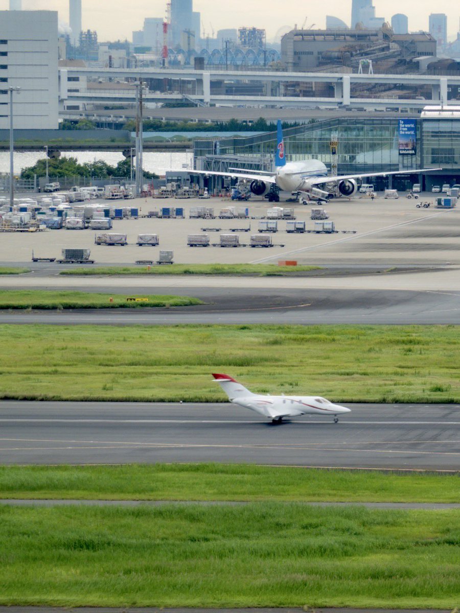 Shin045971122's tweet photo. 羽田空港でHondaJet撮れた✈️一応株主なんで嬉しい(自己満)
#Honda
#HondaJet https://t.co/ddNxwfwkSN