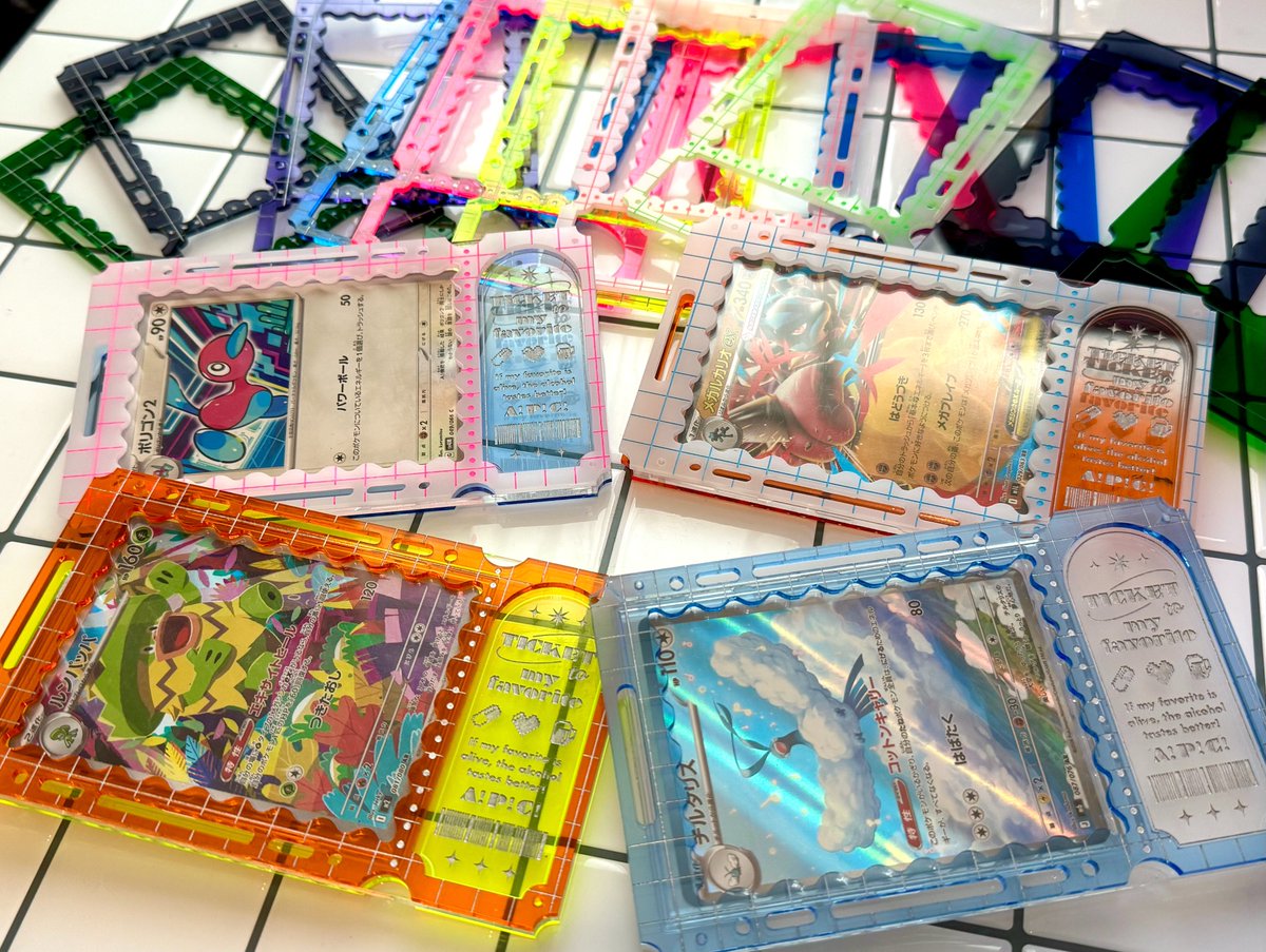 _pe_co_graph's tweet photo. チケット風トレカケース🎫にも新色『クリアオレンジ』『クリア水色』（表＆裏）と『乳白色』（裏面のみ）を追加します🧡🩵🤍水色はブルーとも色が全然ちがうので同系色で重ねてもかなりよきです💙🩵こちらもスパコミで初出しします！ぜひよろしくお願いします🙇‍♀️
#アルコールポップカルチャー https://t.co/EjQbpfDp0d