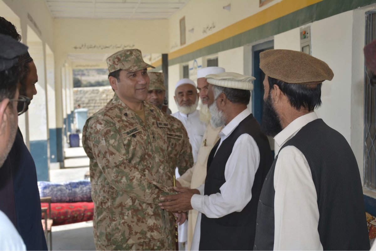 Lakkimarwatnew8's tweet photo. The local unit commander of the Pak Army in Parachinar visited the Government Boys Primary School Gobzana.
#AbsolutelyGreatCDF #GloballyHonouredCDF #PakPrideCDF #GreatRespectForCDF #SymbolOfStrengthCDF https://t.co/gQqqaR4KNf