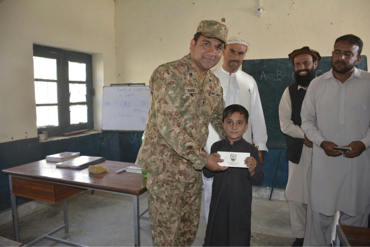 Lakkimarwatnew8's tweet photo. The local unit commander of the Pak Army in Parachinar visited the Government Boys Primary School Gobzana.
#AbsolutelyGreatCDF #GloballyHonouredCDF #PakPrideCDF #GreatRespectForCDF #SymbolOfStrengthCDF https://t.co/gQqqaR4KNf
