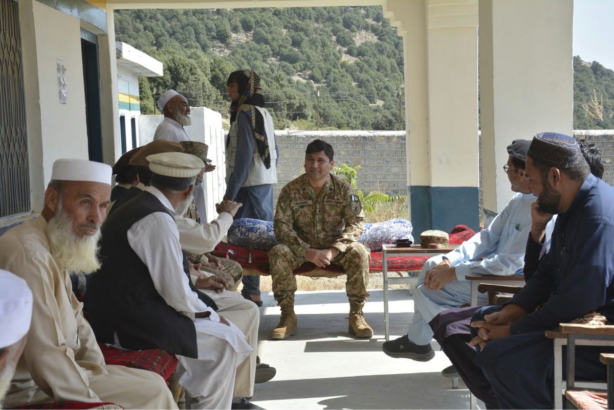 Lakkimarwatnew8's tweet photo. The local unit commander of the Pak Army in Parachinar visited the Government Boys Primary School Gobzana.
#AbsolutelyGreatCDF #GloballyHonouredCDF #PakPrideCDF #GreatRespectForCDF #SymbolOfStrengthCDF https://t.co/gQqqaR4KNf