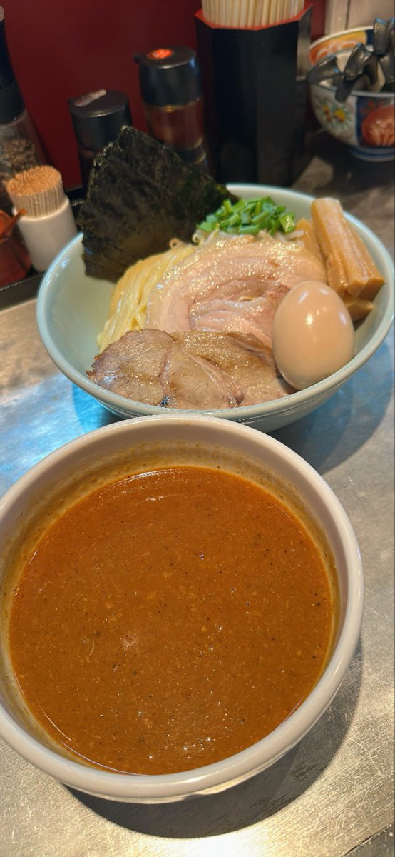 Magata27559's tweet photo. #2026年262杯目
#麺やまらぁ
#特製濃厚味噌つけ麺初挑戦
#八丁味噌ベースに５種の味噌
#バラと肩ロースも秀逸
#冷たく締められたツヤツヤ太麺
#京都丹波産こだわり味玉
#何食っても美味い
#人形町ラーメン
#今年最多訪問店 https://t.co/CtXhRVFRRc