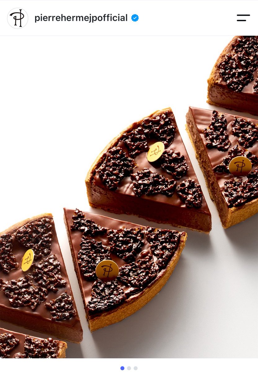 choccotte's tweet photo. 10月から、東京駅・大丸東京だけで販売していると言う、ピエール・エルメのショコラのフランが美味しそうすぎる🥰🍫

チョコレートのフランもなかなか無いので貴重なのと、濃厚そうなとろけるフランで凄すぎる👏✨

週末だけ登場するのが特徴だそう📝
金, 土, 日曜と、祝日のみなので、タイミング良く出会えると嬉しい😊

大丸東京のお菓子売り場、人気パティスリーのマサヒコオズミパリの、隣の隣にもピエール・エルメのお店がある充実感🇫🇷