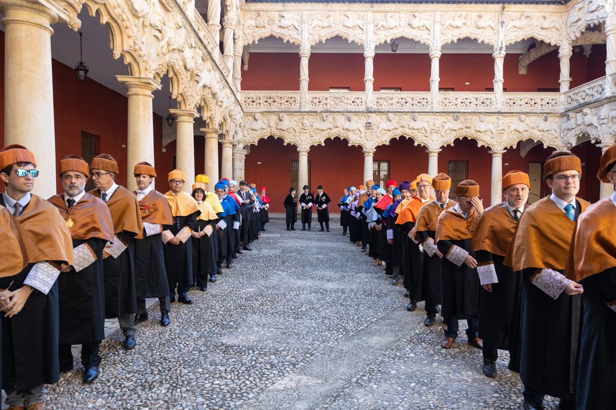UAHes's tweet photo. La Universidad de Alcalá ha celebrado el acto de presentación del curso académico 2026-2027 en su campus de Guadalajara.

La cita comenzaba frente al Palacio del Infantado con la formación de la comitiva académica revestidos con el traje académico.

https://t.co/xIxIDXp9Qo https://t.co/NdH67M3IQm