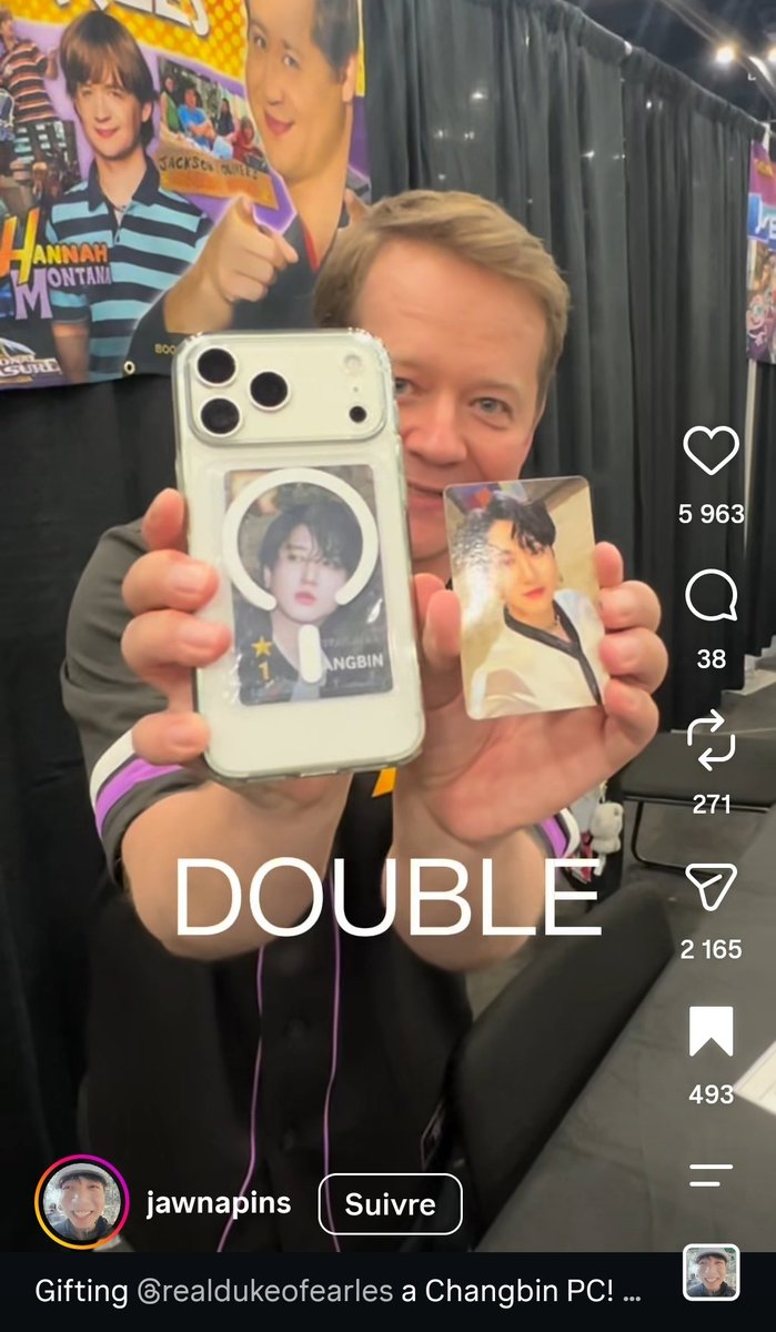 binniepieces's tweet photo. Jason Earles got a ssjyp Changbin in his phone case ❣️☺️ he also said Felix was his original bias! https://t.co/5UWwq80vXU