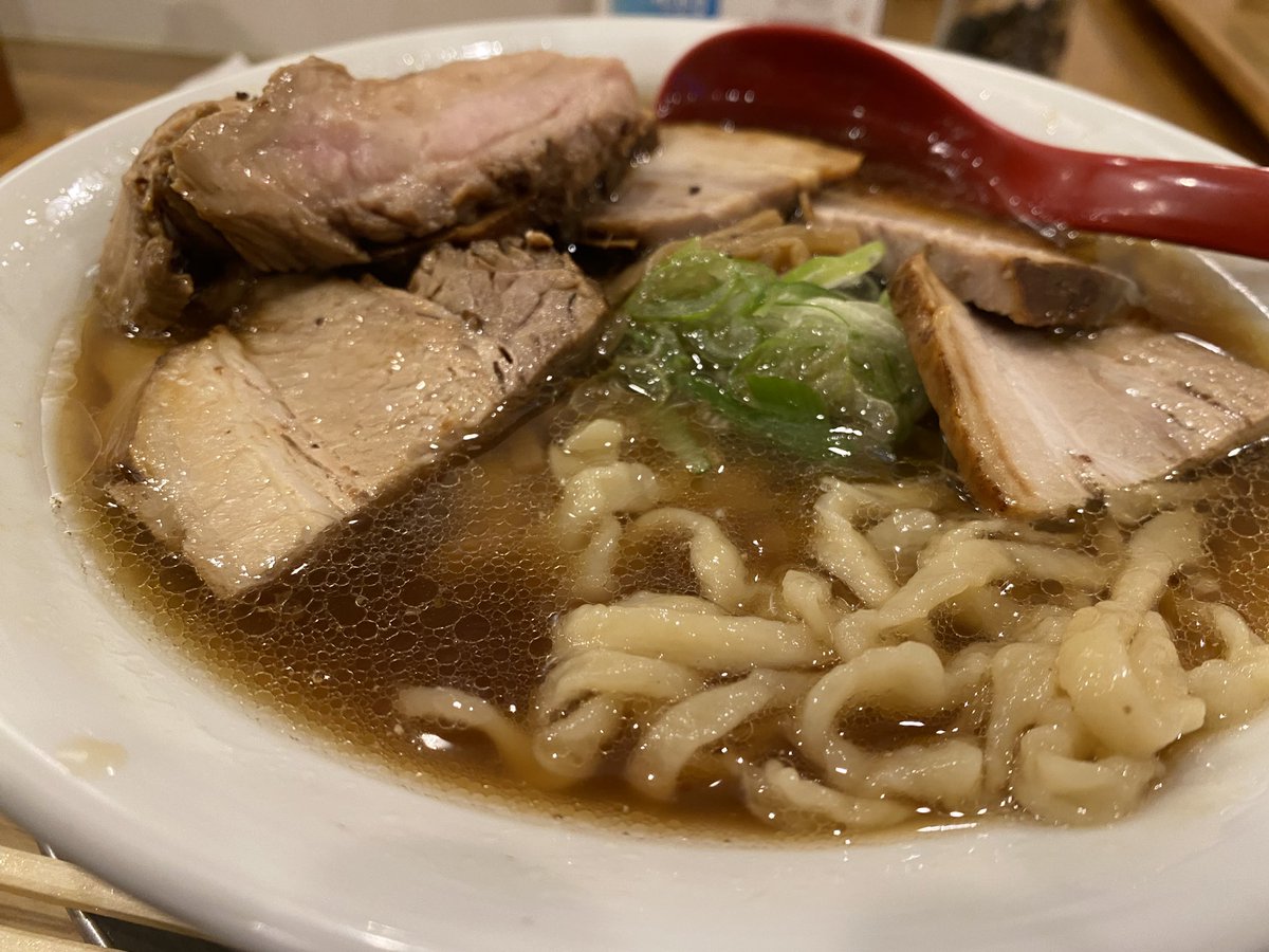 ho_saku's tweet photo. いつ以来か思い出せないくらい久しぶりに出社したので、帰りに歩いて行けるこちらで肉そば醤油。
注文してから製麺する手打ち麺で不揃いな食感が楽しい。
スープは魚介の効いた喜多方風でしっかりした味わい。
ラーメンとしては高いけど、満足の一杯でした。 https://t.co/p9KS5KDPMx
